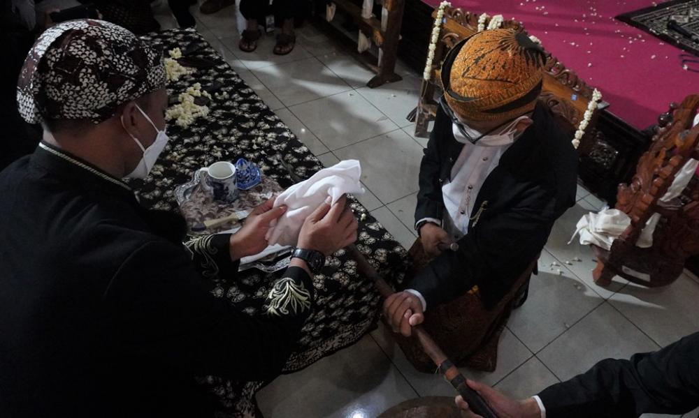 BERSIHKAN TOMBAK ABIRAWA