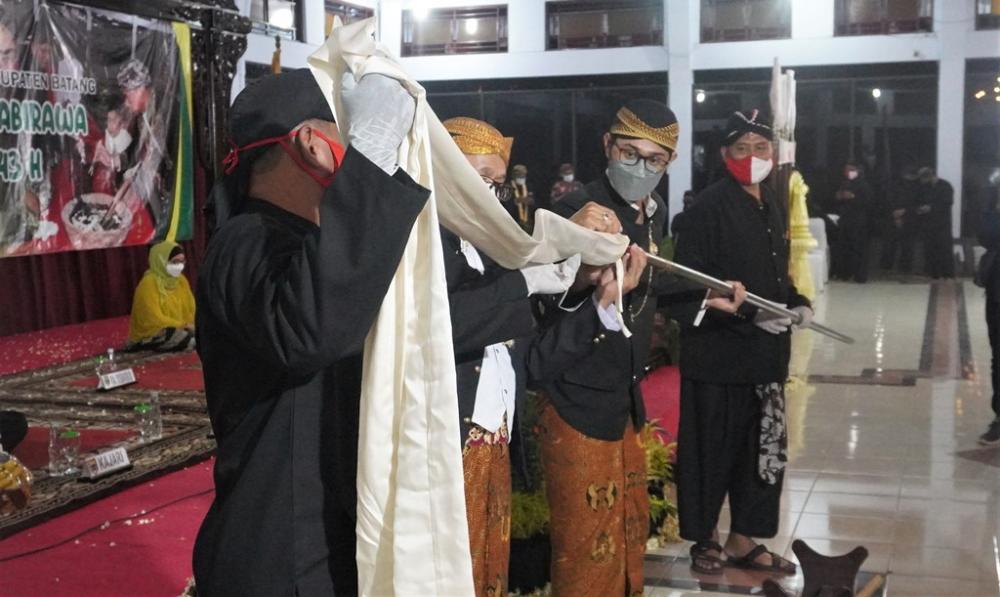 BUNGKUS TOMBAK ABIRAWA