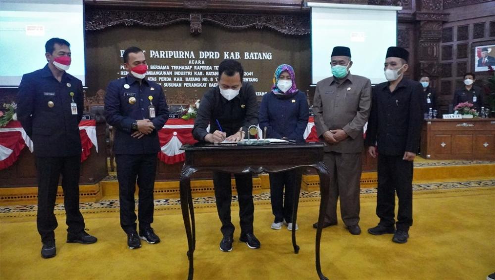 TETAPKAN 2 RUU PERDA