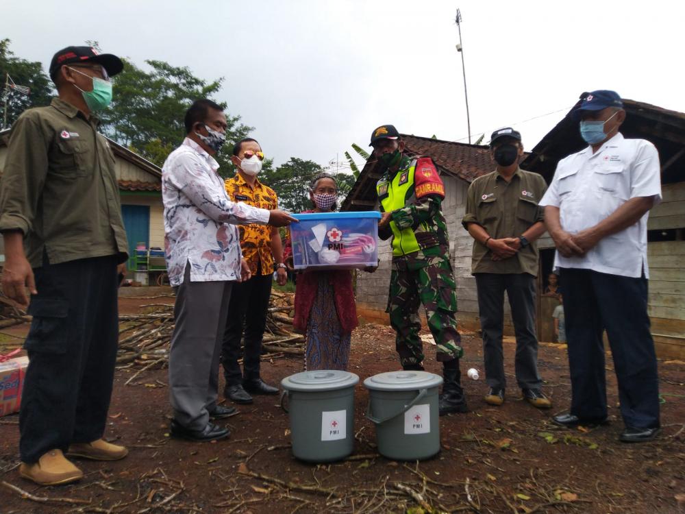 Dua Rumah Terbakar dapat Bantuan RTLH Dari PMI Batang 
