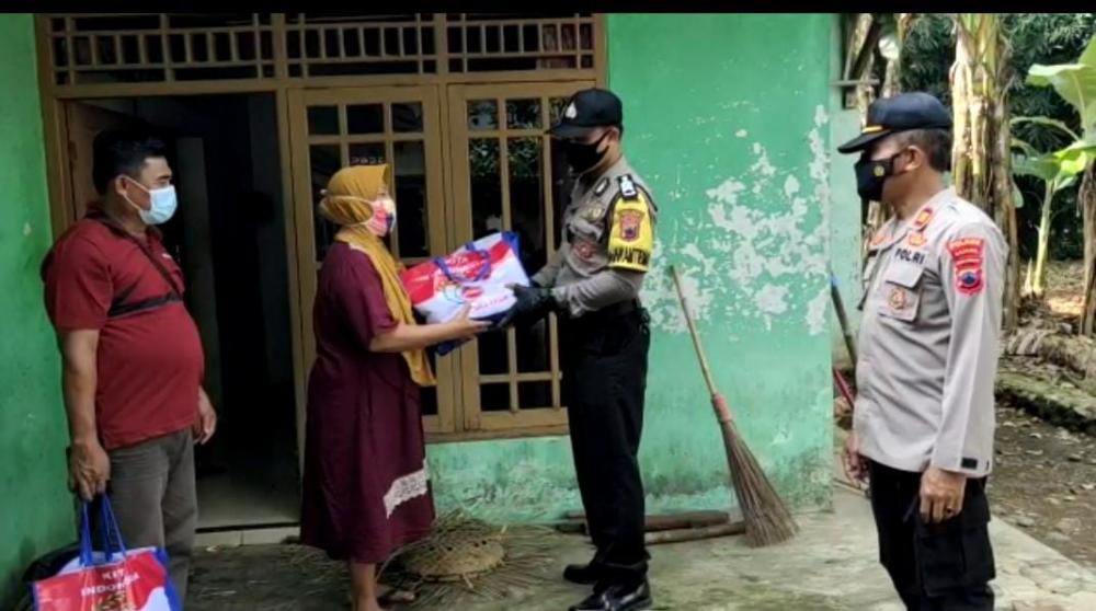 PPKM Diperpanjang, Polsek Warungasem Kembali Salurkan Bansos