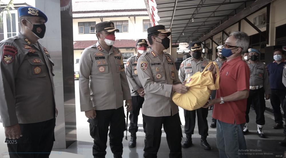 Alumni Akpol Pesat Gatra Bagikan Paket Sembako
