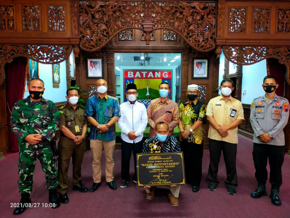 Bupati Batang Apresiasi Takmir Masjid Baitussakirin Pesona Griya