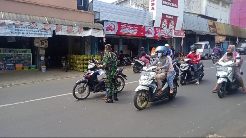 Operasi PPKM, Bintara Otsus Bagikan Masker