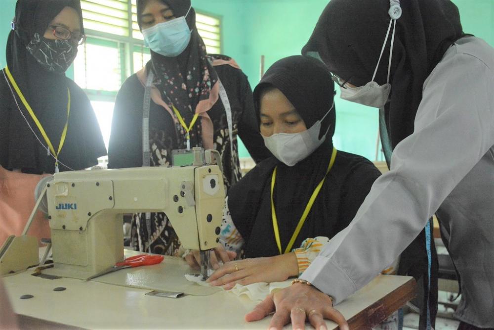 PRAKTIK MENJAHIT BAJU