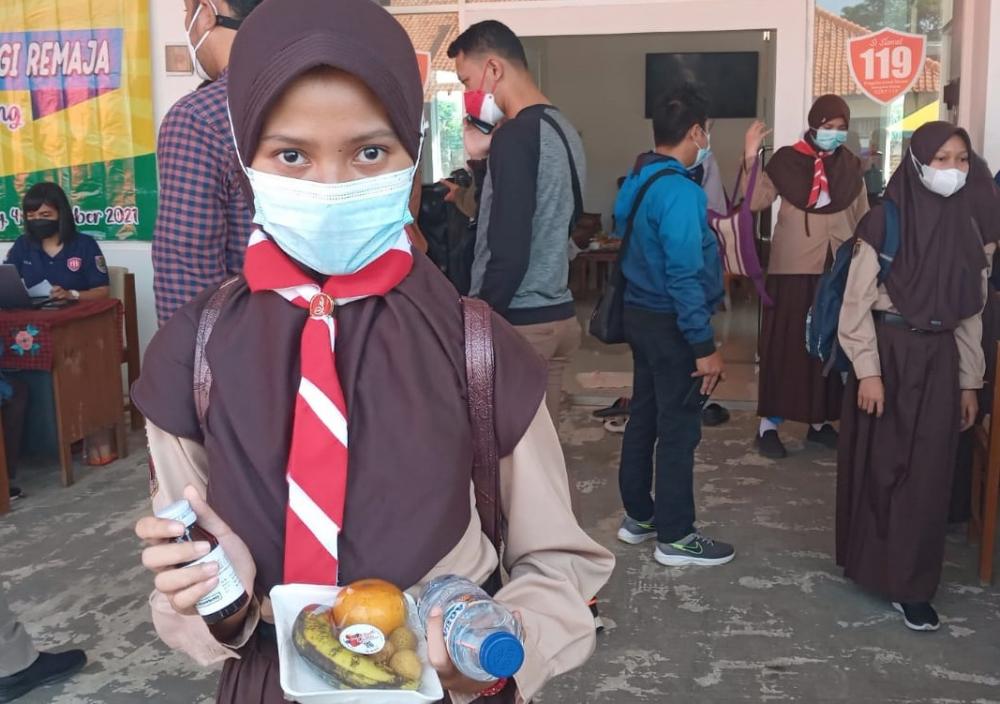 Ratusan Pelajar Dapat Bonus Buah Segar Pascavaksinasi