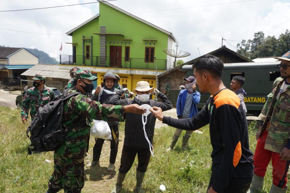 Peduli Kesehatan, Babinsa Bagikan Masker untuk Warga