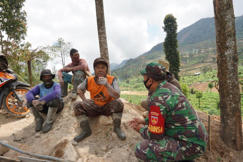 TNI dan Warga Gerlang, Tetap Kompak di Lokasi TMMD