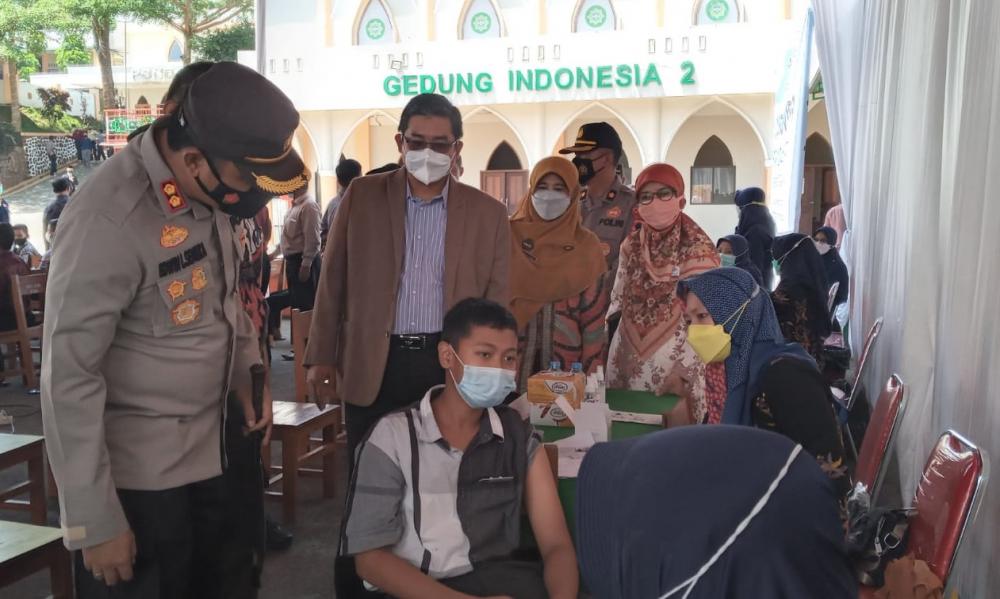 Sempurnakan Tawakal, Ratusan Santri Tazakka Batang Jalani Vaksinasi