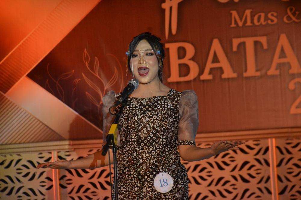 PERKENALAN KEPADA DEWAN JURI DAN PENONTON