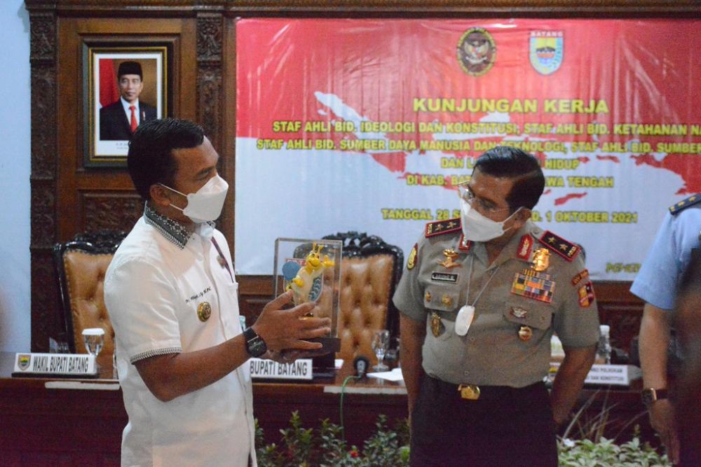 BERIKAN CENDERA MATA 