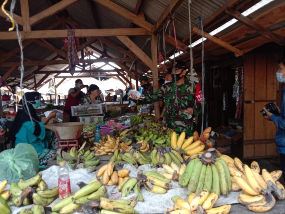 Pantau Prokes Babinsa Tulis Edukasi Pedagang Pasar