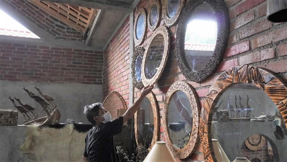 KERAJINAN LIMBAH KAYU