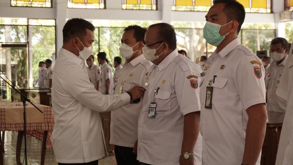 PASANGKAN LENCANA TANDA JABATAN CAMAT