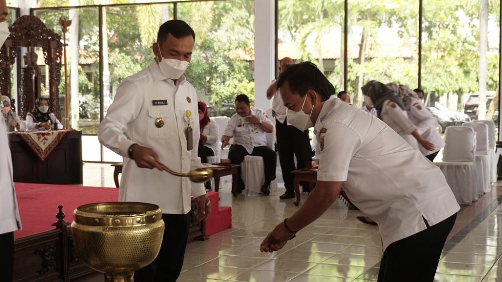 SIRAM AIR KEMBANG SEBAGAI TANDA PELANTIKAN 