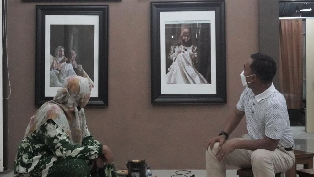 MELIHAT FOTO MEMBATIK RIFAIYAH