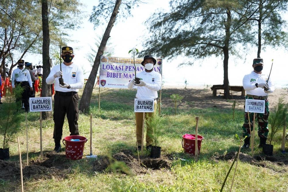 Cegah Abrasi, Polres Batang Tanam Puluhan Ribu Mangrove Sepanjang Pesisir