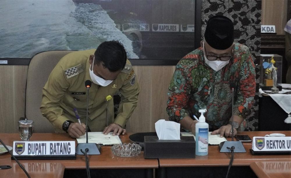 Penandatanganan MOU Antara Pemkab Batang Dengan UNWAHAS