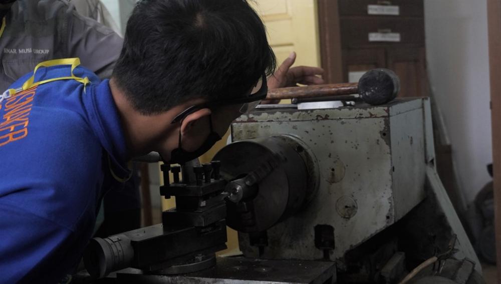 PELATIHAN MESIN BUBUT