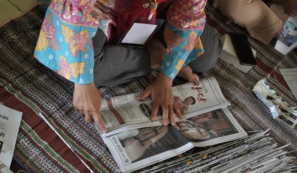 PELATIHAN HANDICRAFT DENGAN BAHAN KORAN