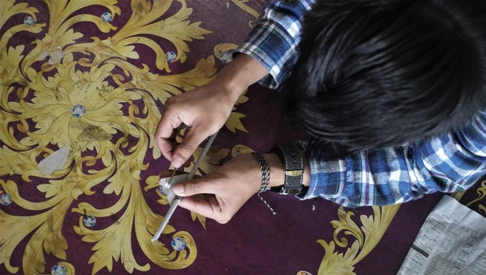 PELATIHAN HANDICRAFT DENGAN BAHAN KORAN