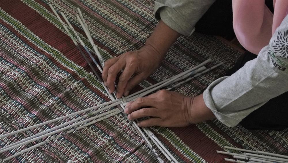 PELATIHAN HANDICRAFT DENGAN BAHAN KORAN