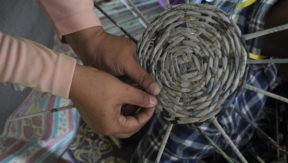 PELATIHAN HANDICRAFT DENGAN BAHAN KORAN