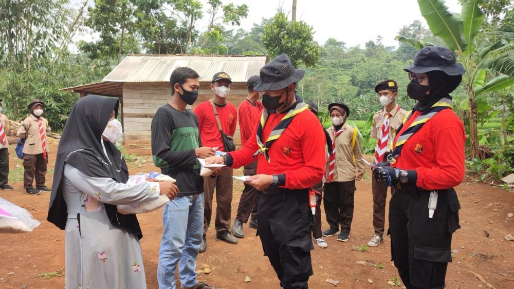 Saka Bhayangkara Polsek Limpung Ringankan Beban Warga Kurang Mampu