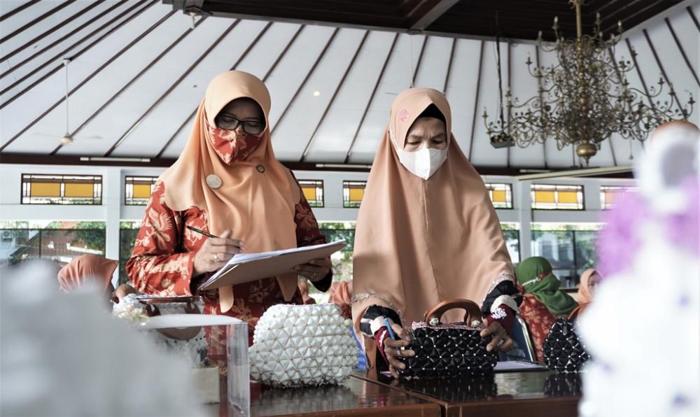 Ingin Kurangi Sampah, DWP Gelar Lomba Keterampilan Membuat Tas Dengan Sedotan Plastik