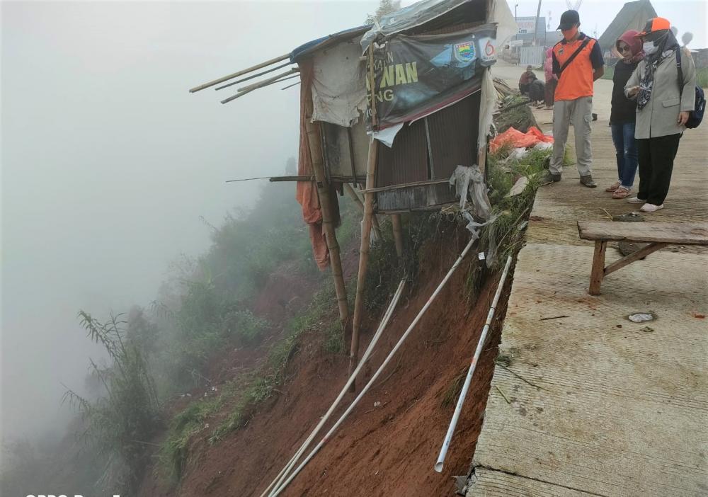 Tanah Longsor Desa Sigemplong Langsung Ditangani BPBD Batang dan Relawan