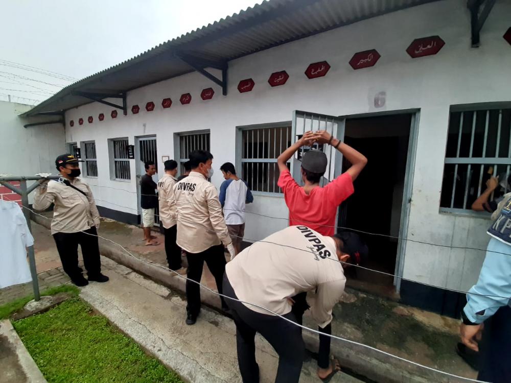 Divisi Pemasyarakatan Geledah Rutan Batang