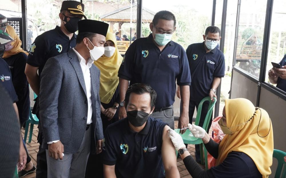 Vaksinasi Capai 52%, Bupati Batang Minta 18 Kedepan Sudah 70%