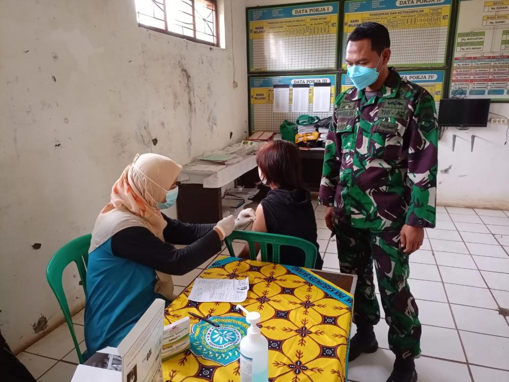 Kejar Target, Babinsa Dampingi Warga Vaksinasi