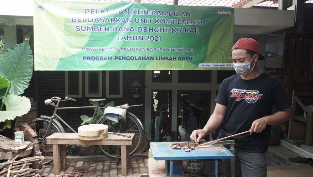 PELATIHAN PENGOLAHAN LIMBAH KAYU