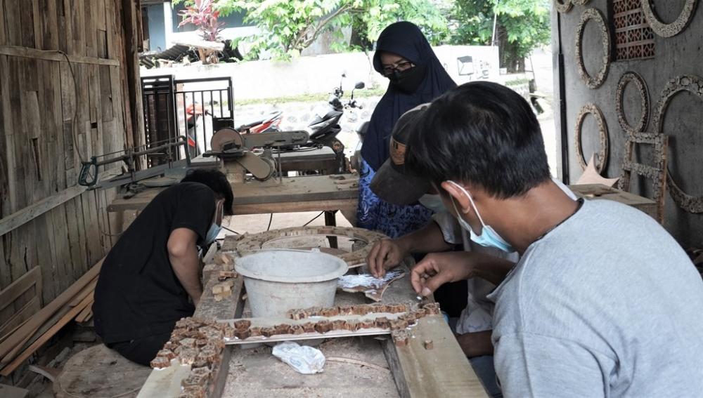 PELATIHAN PENGOLAHAN LIMBAH KAYU