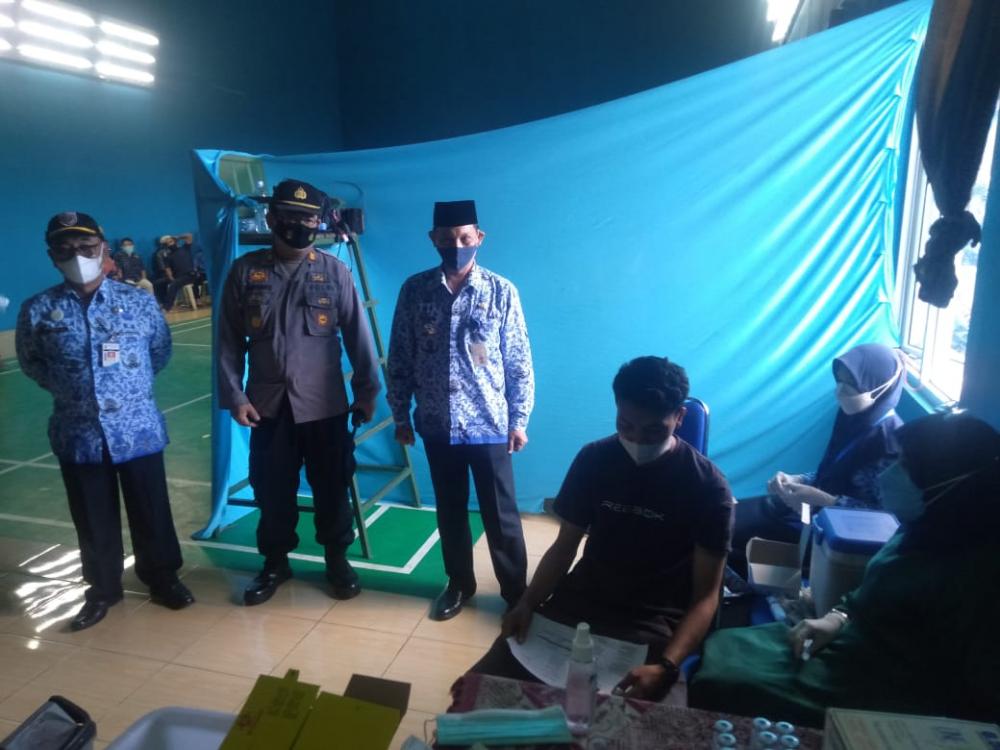 Babinsa Bersama Bhabinkamtibmas Gencarkan Vaksinasi Warga Jambangan