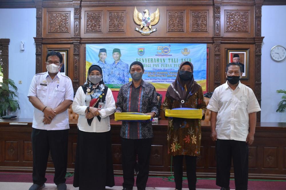 Pemkab Batang Berikan Tali Asih Kepada 99 ASN Purna Tugas