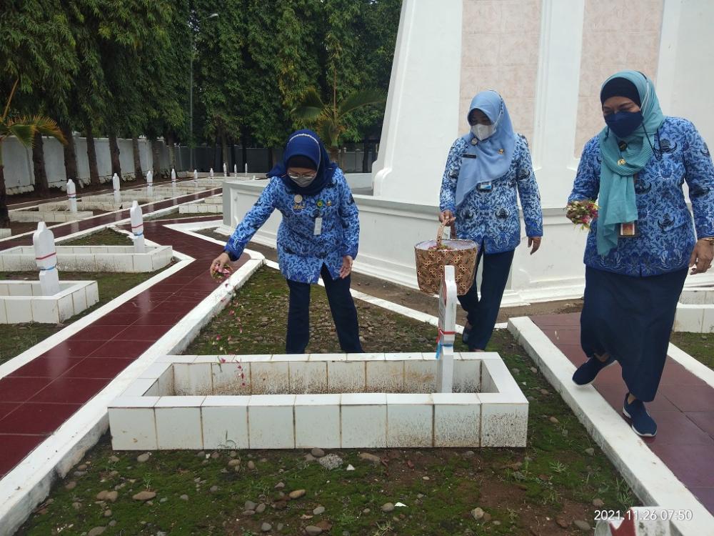 HUT Korpri Ke-50, Sekda Batang beserta Anggota Kopri Ziarah ke Makam Pahlawan