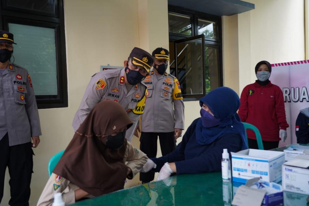 Vaksinasi Serentak, Ribuan Warga Batang divaksinasi