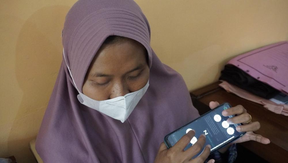 TUNA NETRA KETIK TULISAN DIGAWAI