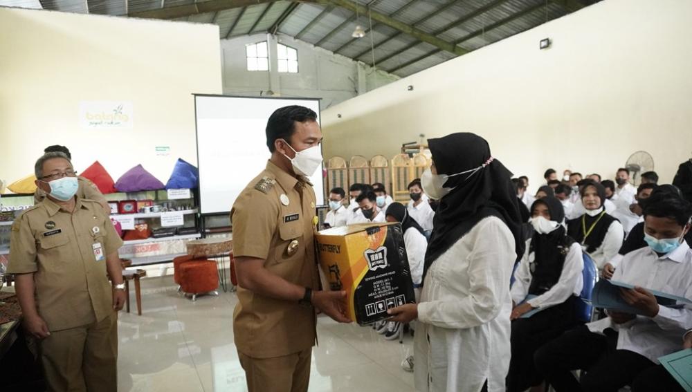 BERIKAN BANTUAN ALAT UNTUK USAHA