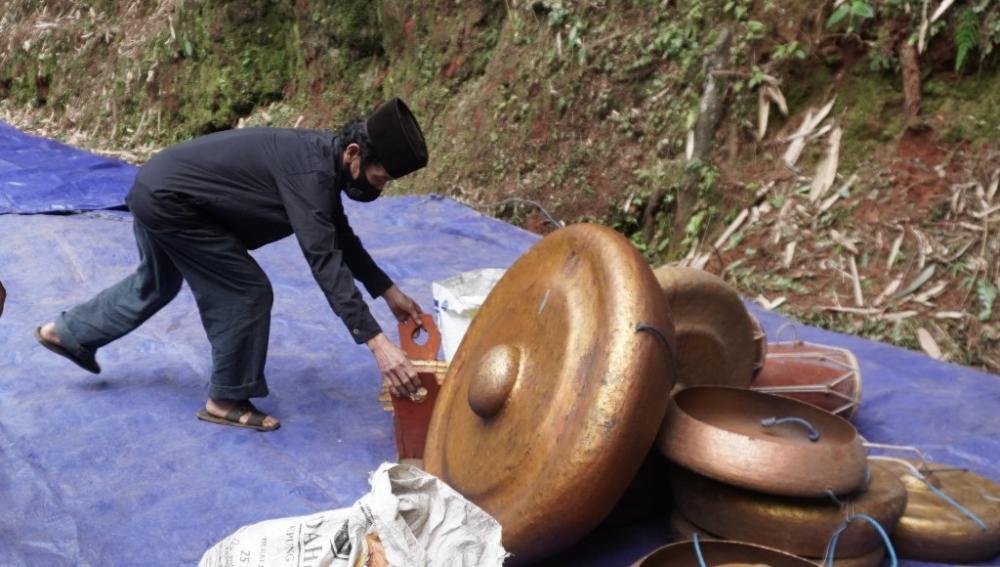 SIAPKAN ALAT MUSIK TRADISI NYADRAN