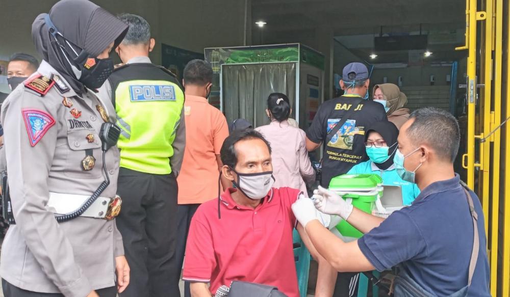 Vaksinasi Keliling, Satlantas Polres Batang Sasar Pedagang Pasar