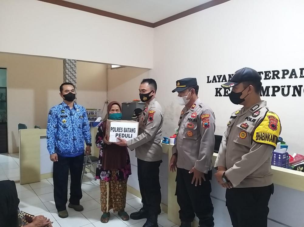 Peduli Warga Terdampak Pandemi, Polres Batang Salurkan Bantuan