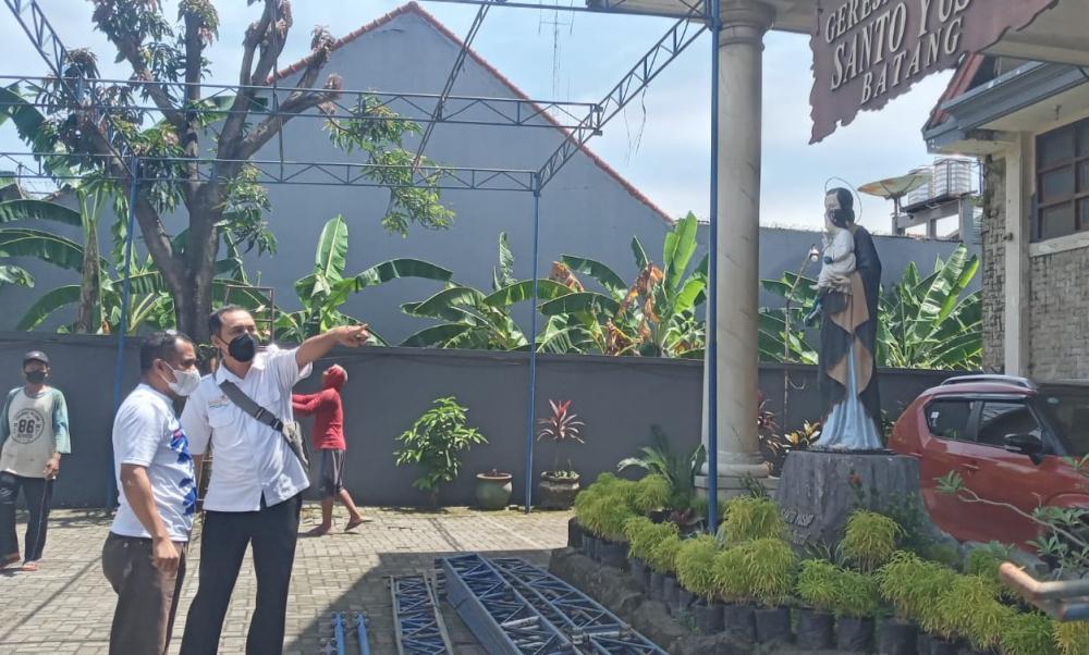 Urai Kepadatan, Misa Digelar Hingga Halaman Gereja