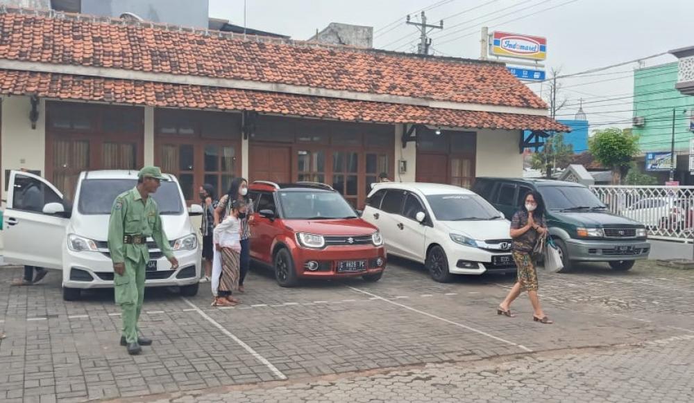 Jemaat Gereja Berparkir di Masjid, Bukti Toleransi Warga Batang