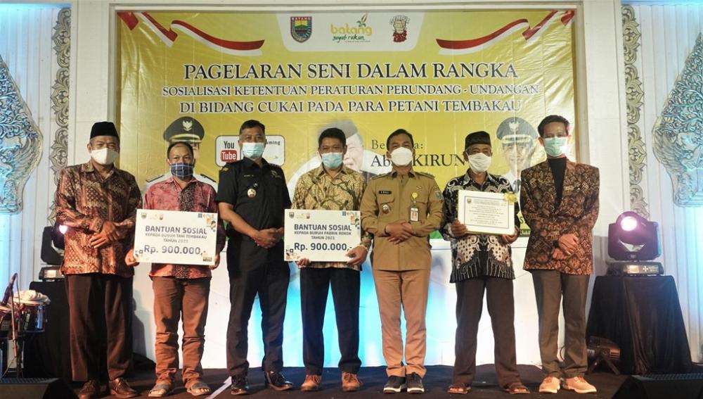 Datangkan Abah Kirun, Pemkab Batang Gelar Sosialisasi Cukai untuk Petani Tembakau