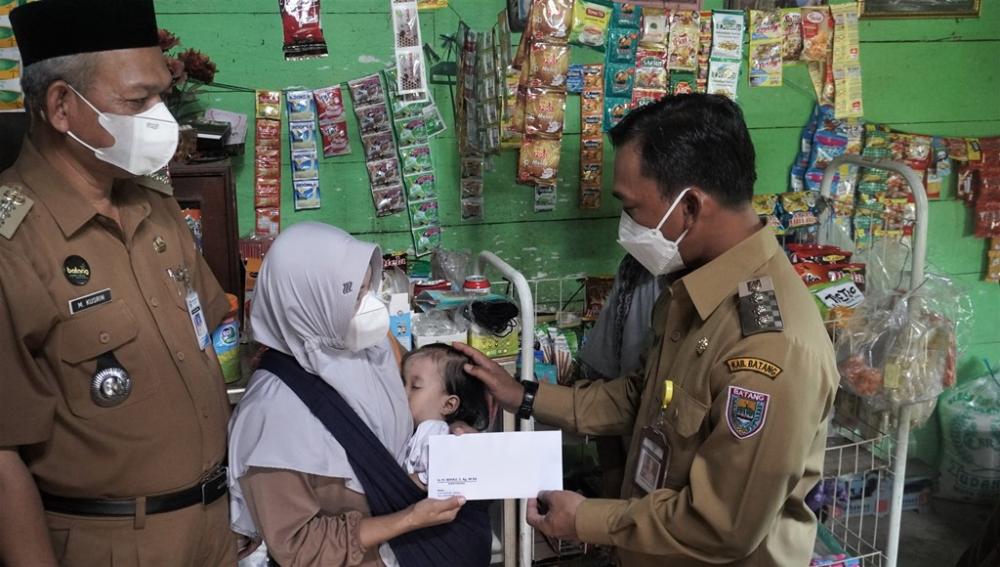 Bupati Batang Sambangi Balita Mengidap Penyempitan Pembuluh Darah