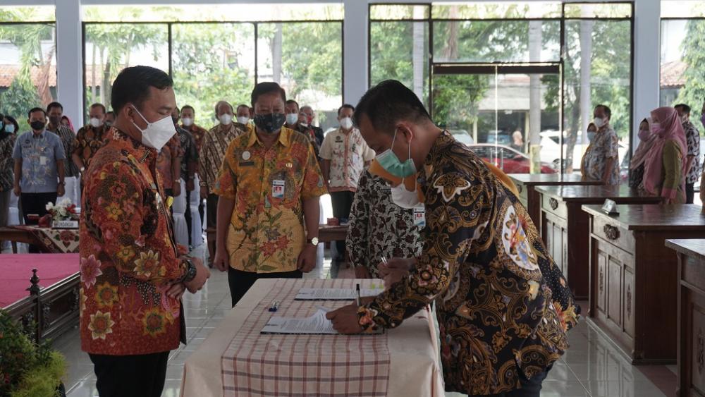 Penghujung Tahun 2021, Bupati Batang Lantik 126 Pejabat Fungsional