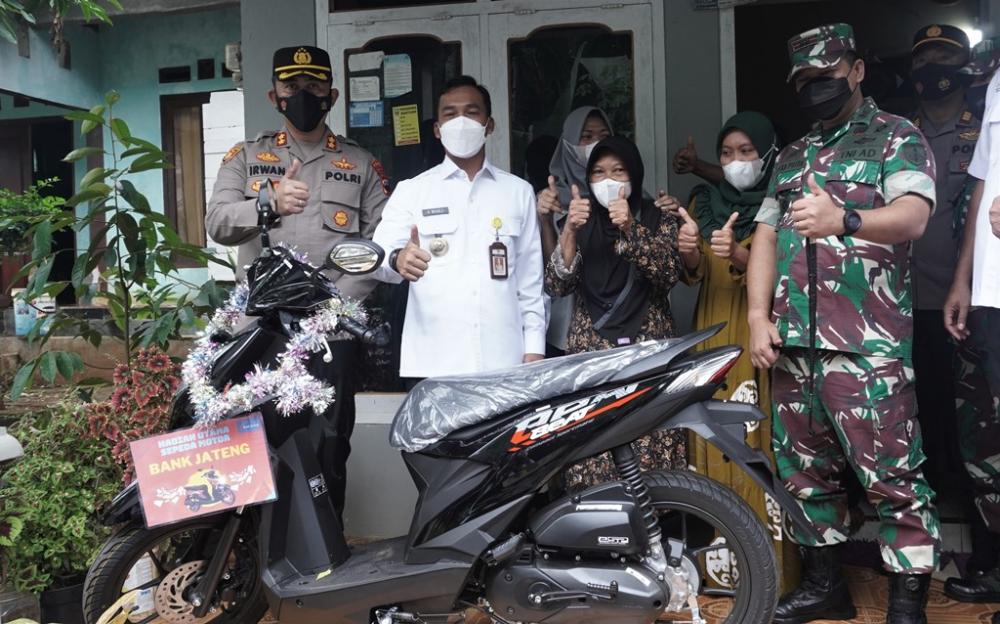 Bupati Batang Berikan Hadiah Undian Sepada Motor Program Percepatan Vaksin 